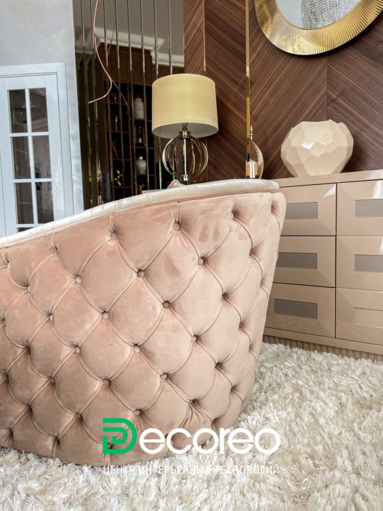 Гостиная в современном интерьере с ретро-шиком и классическими элементами