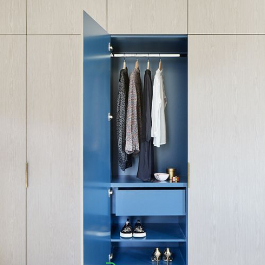 Шкаф цветной внутри